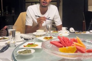 一展歌喉🎤文班亚马饭桌上开嗓秀中文，他居然会唱一剪梅😲！